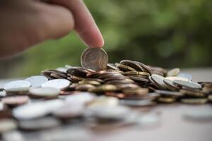 Geld sparen Konzept. Hand, die Geldmünzenstapel setzt foto