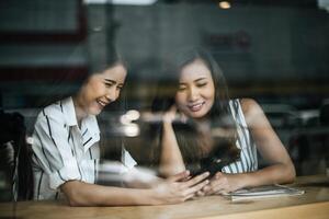 zwei schöne Frauen, die im Café-Café alles miteinander reden? foto