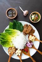 Köstliches thailändisches Essen, zubereitet von authentischen thailändischen Köchen foto