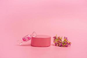 rosa podium für kosmetik oder produkte mit blumen und herzen auf rosa hintergrund. feiertagskarte, nahaufnahmekopienraum foto