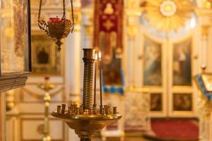 Orthodoxe Kirche. Christentum. festliche innendekoration mit brennenden kerzen und symbol in der traditionellen orthodoxen kirche am osterabend oder an weihnachten. Religion Glaube beten Symbol. foto