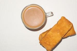 Zwieback mit Tasse Tee mit weißem Hintergrund. foto