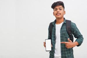 junger indischer College-Student, der Smartphone-Bildschirm auf weißem Hintergrund zeigt. foto