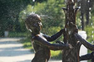 Sotschi, Russland - 24. Juni 2018 - Skulpturen von Bronzejungen in Wassertropfen. Brunnen im Park der südlichen Kulturen. foto