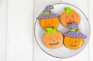 helle Halloween-Kürbis geformte Lebkuchenplätzchen. foto