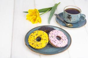 frische Donuts, heißer Tee zum Mittagessen. foto