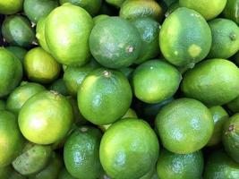 Makrofoto grüne Limetten. stock photo grüne Limette Zitrusfrüchte Hintergrund foto