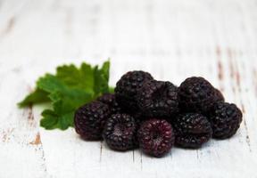 frische Brombeeren auf einem Tisch foto