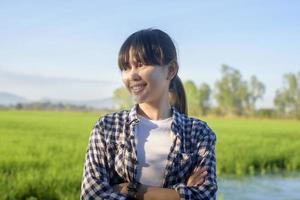 Junge intelligente Landwirtin mit Tablet auf dem Feld, High-Tech-Innovationen und intelligente Landwirtschaft foto