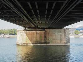 hohenzollernbruecke hohenzollernbrücke über den rhein in koel foto