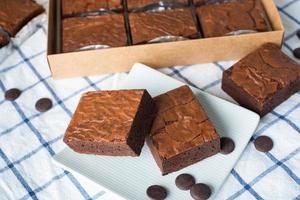 Süße Schokoladenbrownie auf Tischdecke hautnah foto