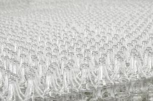 viele transparente glasflaschen in reihe. Fabrik zur Herstellung von Glasflaschen und Getränken foto