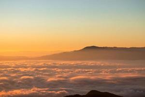 nebliger berg dramatischer sonnenaufgang hintergrund landschaft thailand foto