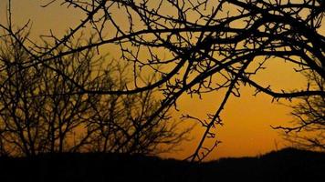 oranger sonnenuntergang in den bergen. mystische Berglandschaft foto