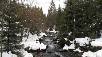 Gebirgsfluss im Winter. Winterlandschaft foto