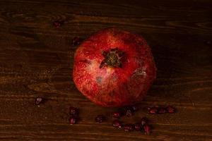 roter reifer nasser Granatapfel auf dem Tisch. Nahansicht foto