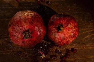 roter reifer nasser Granatapfel auf dem Tisch. Nahansicht foto