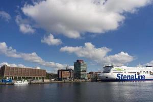 deutschland, kiel, 2021 - hafen kiel, die schiffe liegen fest foto