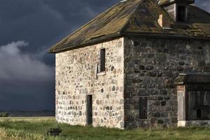 Sturmwolken Präriehimmel Steinhaus foto