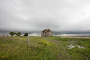 Sturmwolken Präriehimmel Steinhaus foto