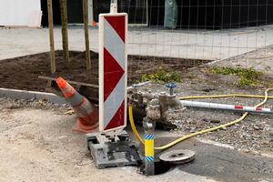 Arbeitskräfte bereiten ein Konstruktion Seite? ˅ mit ein Warnung Signal, ein Orange foto