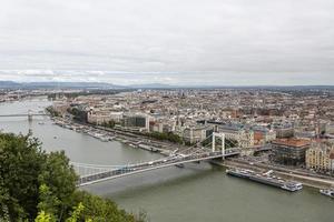 Luftaufnahme der Skyline von Budapest und der Elisabethbrücke. foto