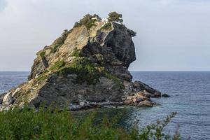 die kapelle des heiligen johannes des täufers, die in dem erfolgreichen filmmusical „mama mia“ zu sehen ist, thront dramatisch auf der spitze eines felsenfingers vor der insel skopelos in der ägäis in griechenland. foto