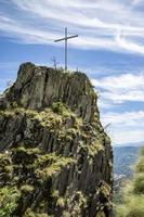 Blick auf Nadelwälder und felsige Berge in Bulgarien mit Kreuz darauf. foto