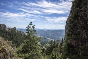 Blick auf Nadelwälder und felsige Berge in Bulgarien. foto