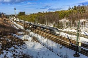 Ein Hochgeschwindigkeitszug nähert sich dem Flughafenbahnhof Oslo in Norwegen foto