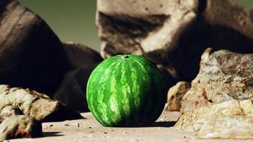 frische Wassermelone an einem wunderschönen Sandstrand foto