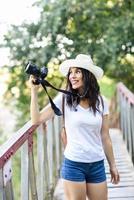 Wanderfrau, die mit einer spiegellosen Kamera fotografiert foto