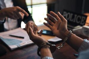 Polizisten zeigten auf die Handschellen der Täter und sprachen über den Straftatbestand der Korruptionsvorwürfe. foto