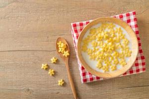 Müsli mit frischer Milch foto