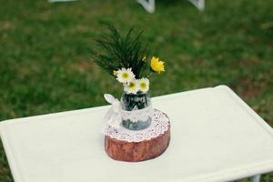 Hochzeitsbogen, Hochzeit, Hochzeitsmoment, Hochzeitsdekoration, Blumen, Stühle, Zeremonie im Freien im Freien foto