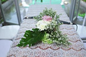 Hochzeitsbogen, Hochzeit, Hochzeitsmoment, Hochzeitsdekoration, Blumen, Stühle, Zeremonie im Freien im Freien foto