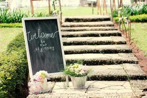 Hochzeitsbogen, Hochzeit, Hochzeitsmoment, Hochzeitsdekoration, Blumen, Stühle, Zeremonie im Freien im Freien foto