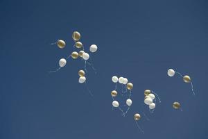 bunte Luftballons in der Luft foto