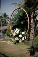 Hochzeitsbogen, Hochzeit, Hochzeitsmoment, Hochzeitsdekoration, Blumen, Stühle, Zeremonie im Freien im Freien foto