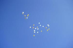 bunte Luftballons in der Luft foto