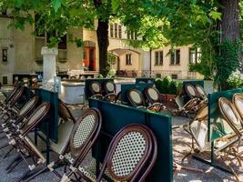 ruhige schmale straße, sonniger sommertag, gemütliche altstadt, basel foto