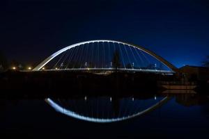 Citadelle-Brücke über Bassin Vauban für Straßenbahnen und Fahrräder. Nachtsicht. foto