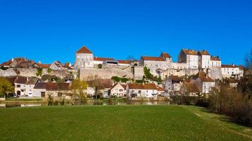 Panoramablick auf das Dorf Pesmes in Burgund, Winter foto
