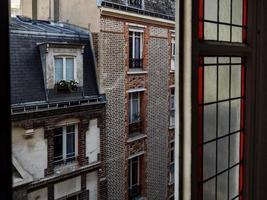 Treppe in einem alten Wohnhaus in Paris. gemeinsames Waschbecken und antike Buntglasfenster. verlassener Zustand. foto