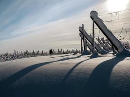 Elsässer Weinberge unter starkem Schneefall an einem sonnigen Wintertag. Details und Draufsicht. foto