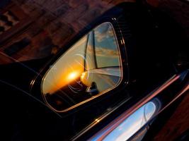 luxusautospiegel mit sonnenuntergangsreflexion foto