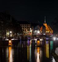 sankt-nikolaus-kirche in straßburg nachtansicht mit spiegelungen im fluss ill foto