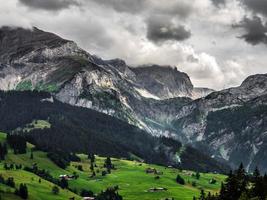 schreckliche leblose Felsen, ein Gletscher in den Alpen, Wolken und Nebel breiteten sich über den Gipfeln der Berge aus foto