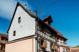 Blick auf Ribeauville an der elsässischen Weinstraße an einem sonnigen Tag foto