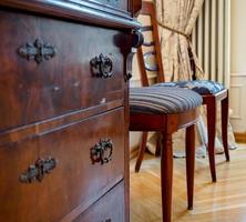 Antiker handgefertigter Kleiderschrank aus Holz. Holzschnitzen. klassische Möbel im Innenraum. foto